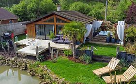 Cottage privatif avec spa au bord de l'eau.