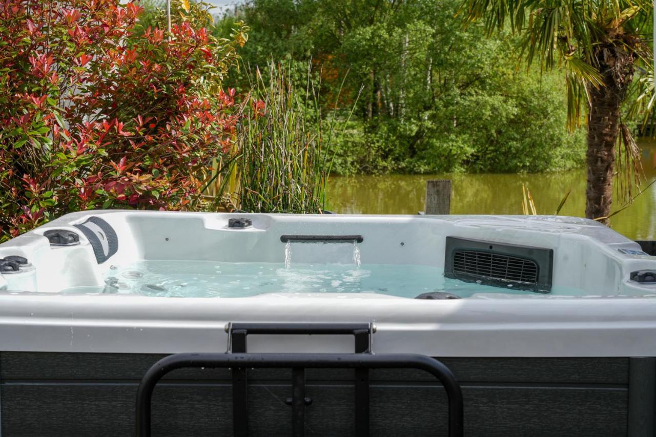 Cottage privatif avec spa au bord de l'eau. Prouilly Extérieur photo