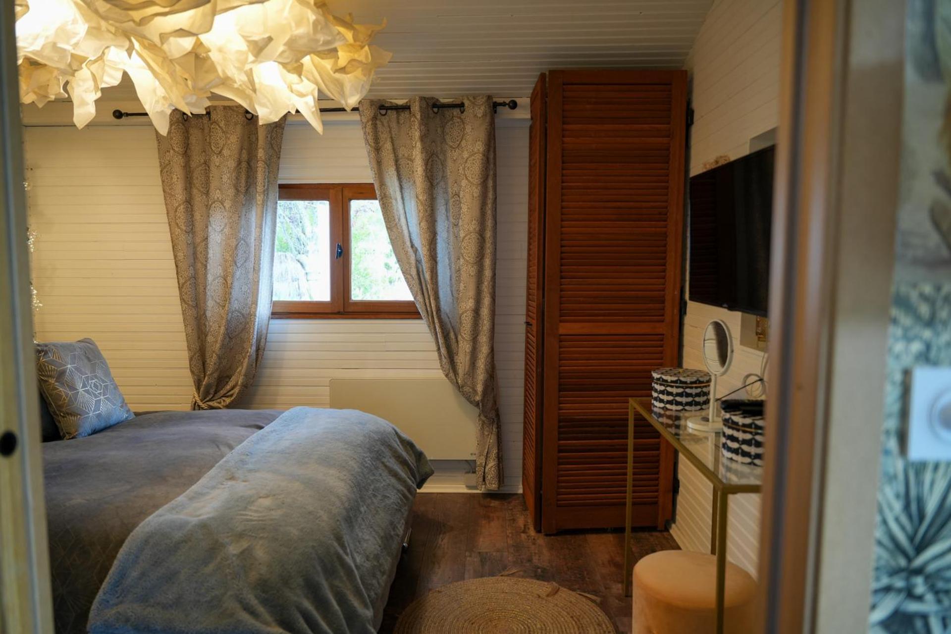 Cottage privatif avec spa au bord de l'eau. Prouilly Extérieur photo