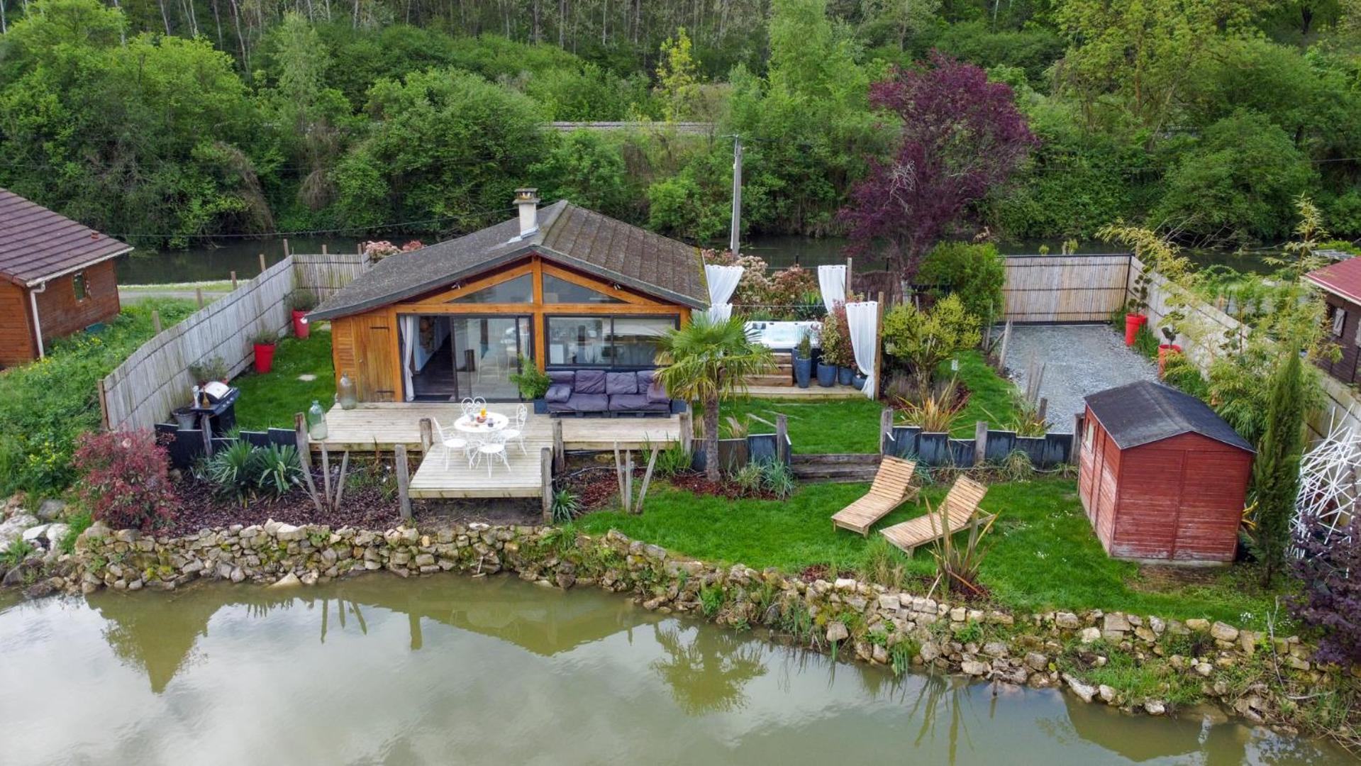 Cottage privatif avec spa au bord de l'eau. Prouilly Extérieur photo
