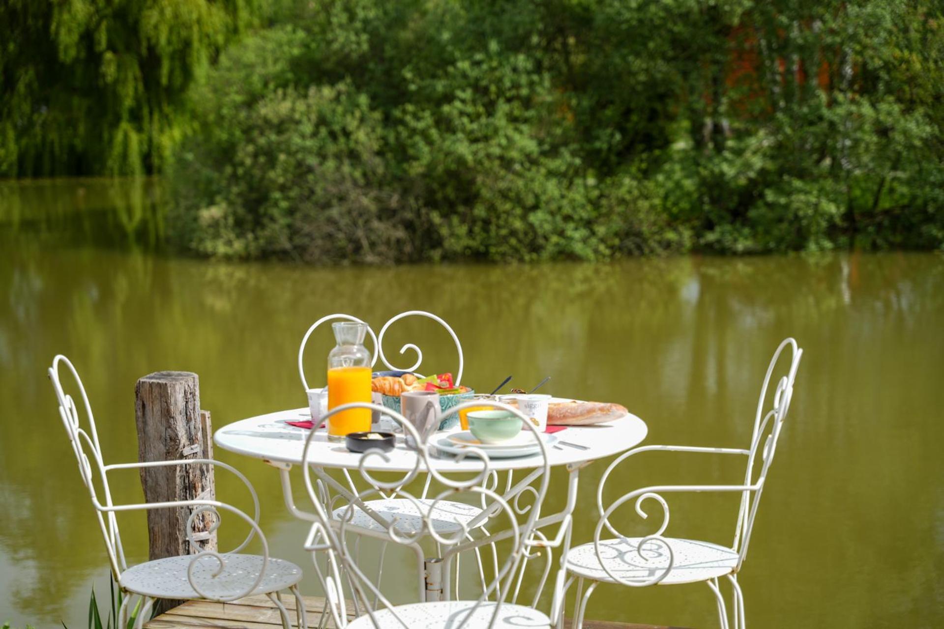Cottage privatif avec spa au bord de l'eau. Prouilly Extérieur photo