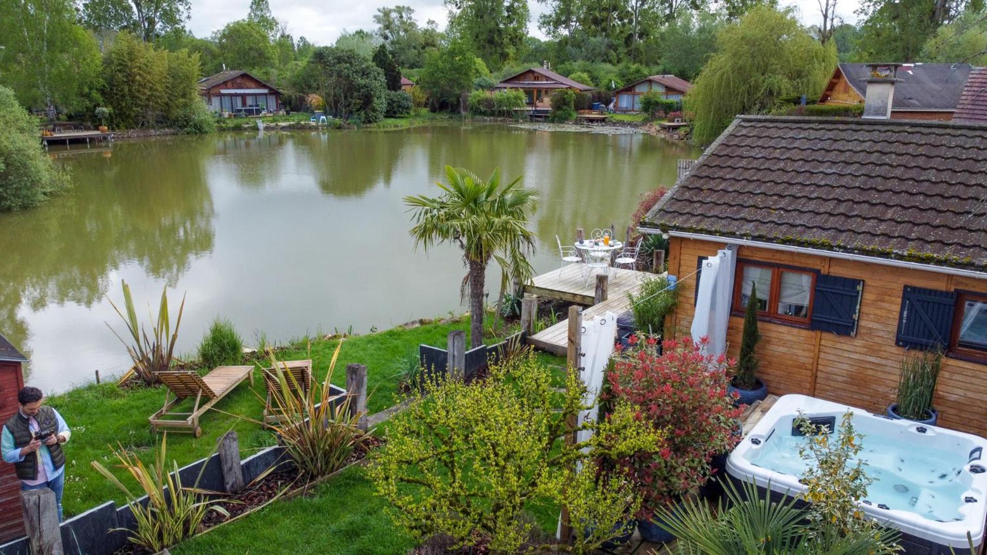Cottage privatif avec spa au bord de l'eau. Prouilly Extérieur photo